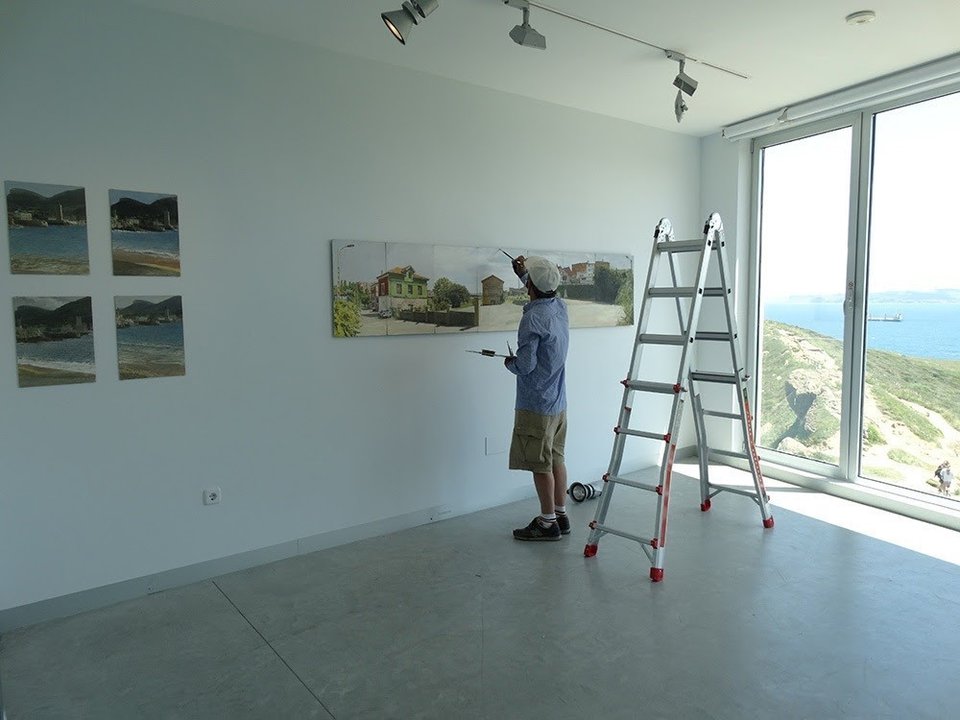 El pintor Félix de la Concha, durante el montaje de la exposición 'Maldito Realismo' en el Centro de Arte Faro Cabo Mayor