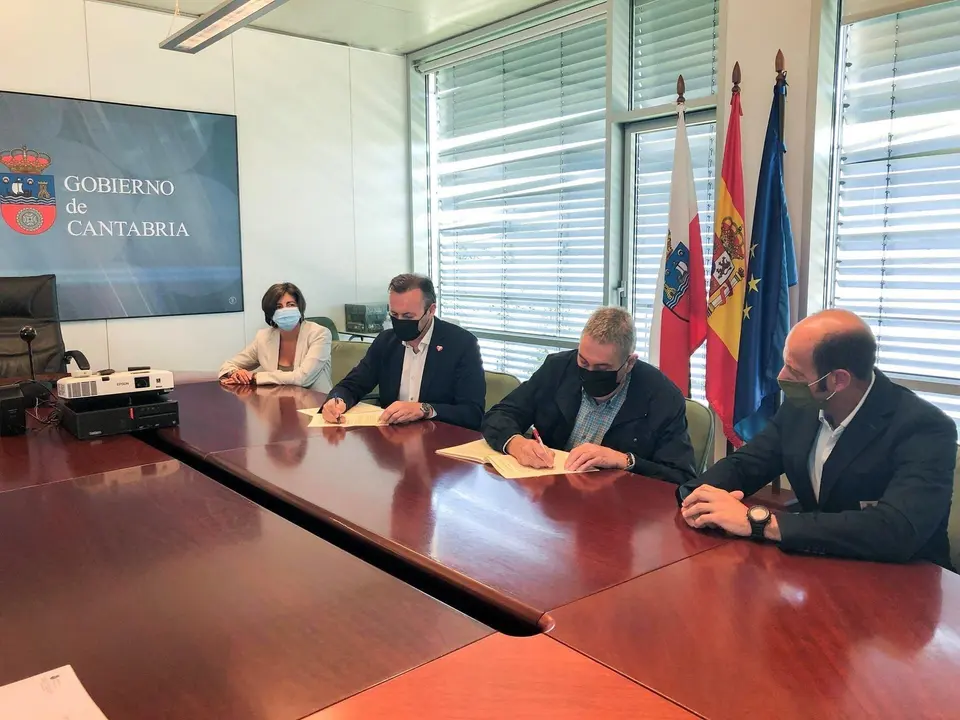 Firma del convenio entre la Consejer&iacute;a de Ganader&iacute;a y AFCA