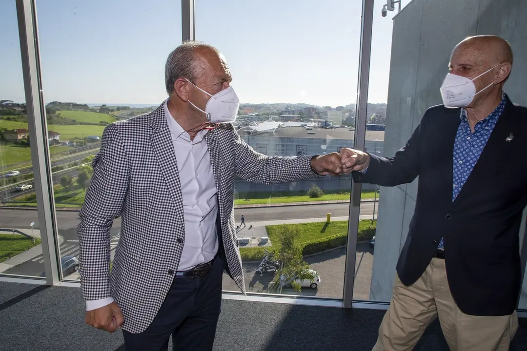 El consejero de Industria, Turismo, Innovaci&oacute;n, Transporte y Comercio, Javier L&oacute;pez Marcano, recibe al alcalde de San Felices de Buelna, Jos&eacute; Antonio Gonz&aacute;lez Linares