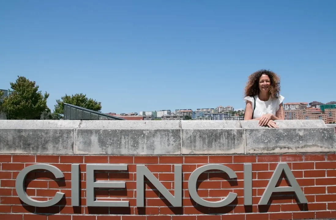 La profesora Amaya Lobo en la Plaza de la Ciencia, en el campus de las Llamas de la Universidad de Cantabria.