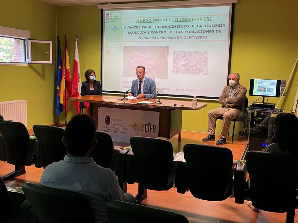 Archivo - El consejero de Desarrollo Rural, Ganader&iacute;a, Pesca, Alimentaci&oacute;n y Medio Ambiente, Guillermo Blanco, se re&uacute;ne con representantes de las OPAS, cooperativas y dem&aacute;s asociaciones del sector para presentarles un proyecto contra plagas de orugas