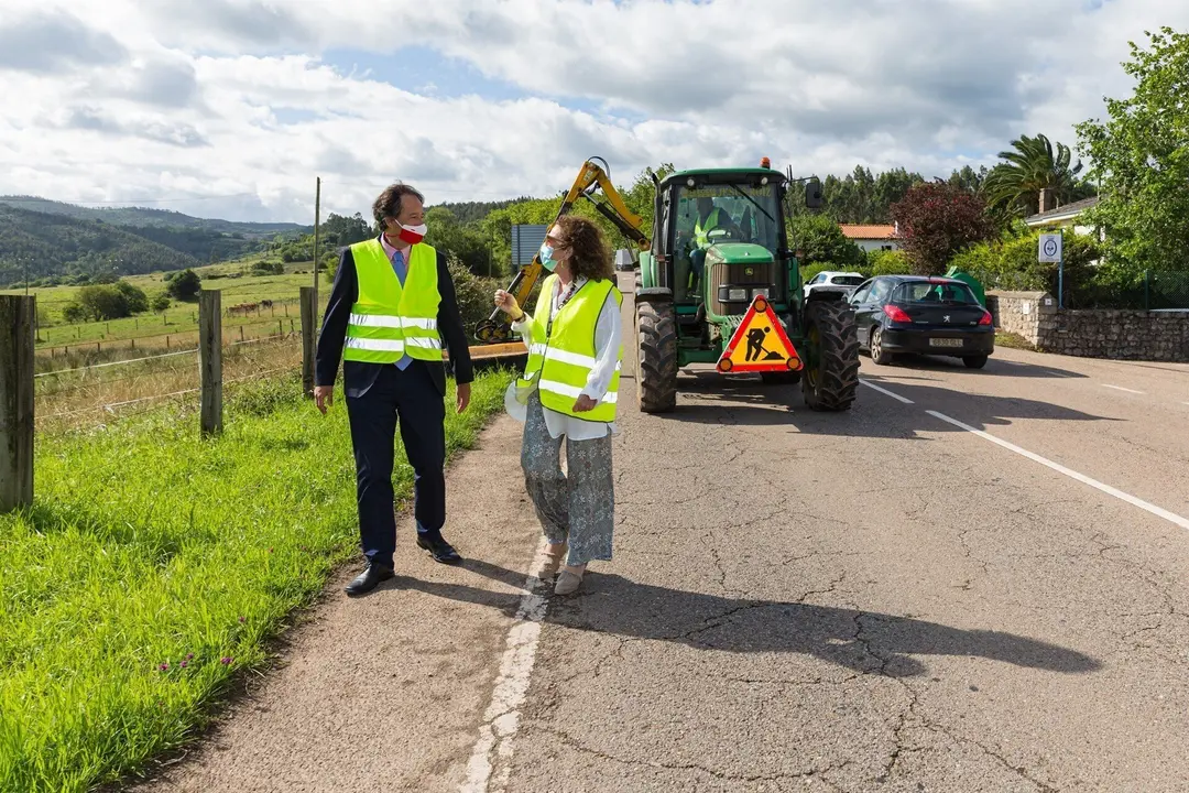El consejero de Obras P&uacute;blicas, Ordenaci&oacute;n del Territorio y Urbanismo, Jos&eacute; Luis Gochicoa, y la alcaldesa de Comillas, Teresa Noceda, supervisan las tareas de desbroce en la CA-135 a su paso por el municipio