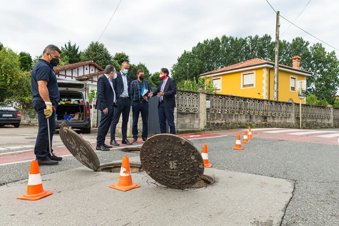 El consejero de Obras P&uacute;blicas, Ordenaci&oacute;n del Territorio y Urbanismo, Jos&eacute; Luis Gochicoa, realiza una visita a la zona de Du&aacute;lez con motivo de las obras de conexi&oacute;n al colector de industriales del sistema general de saneamiento Saja-Besaya