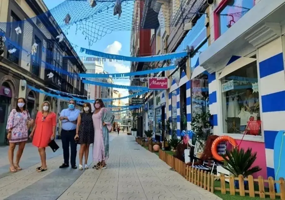 Archivo - Decoraci&oacute;n de calles y comercios en la primera edici&oacute;n del concurso Escaparate Compartido