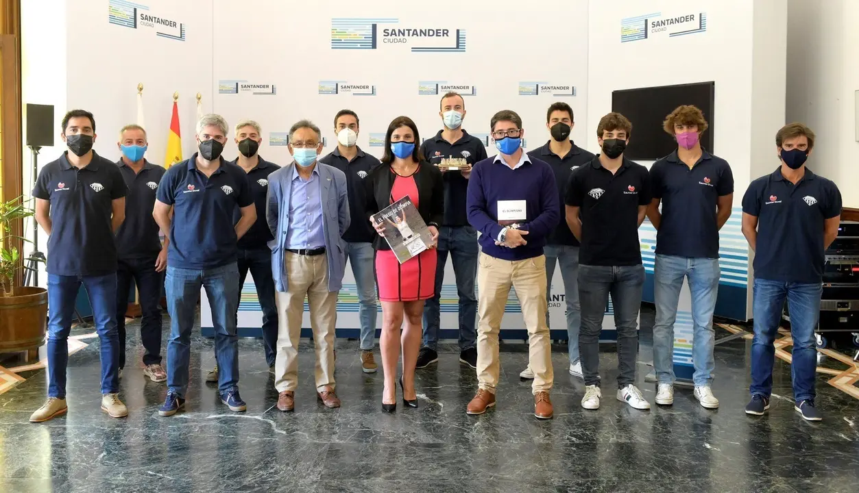 El Ayuntamiento de Santander recibe al Sardinero Hockey Club tras su ascenso a Divisi&oacute;n de Honor