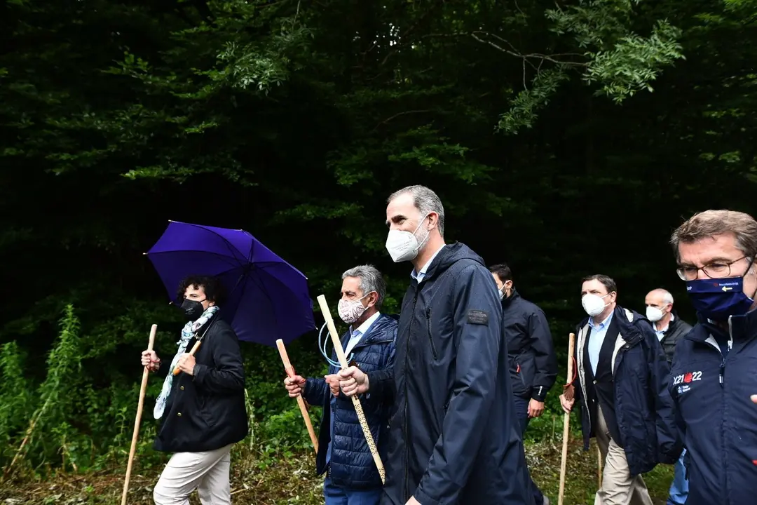 El presidente de Cantabria, Miguel &Aacute;ngel Revilla (2i), y el Rey Felipe VI (3i) recorren el Alto de Iba&ntilde;eta, la Iglesia de Santa Mar&iacute;a y la Colegiata de Roncesvalles, durante la ceremonia de apertura del A&ntilde;o Jacobeo 2021-2022, a 12 de julio de 2021, en Ron