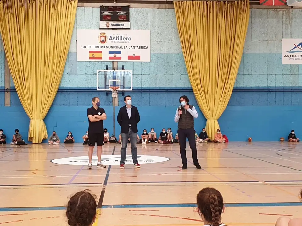 El alcalde de Astillero, Javier Fern&aacute;ndez Sober&oacute;n, y el concejal de Deportes, Alejandro Hoz, visitan el Campus Llorente.