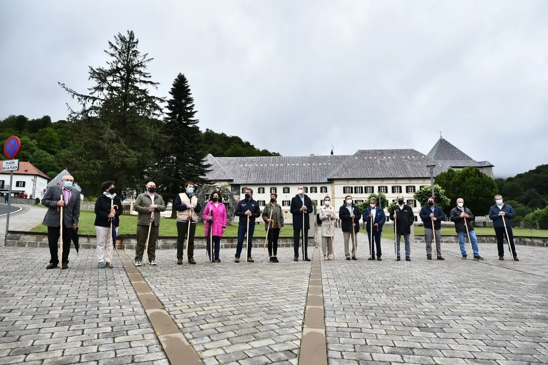 Foto de familia de los asistentes a la ceremonia de apertura del A&ntilde;o Jacobeo 2021-2022, a 12 de julio de 2021, en Roncesvalles, Navarra, (Espa&ntilde;a). El Camino de Santiago de Compostela, fue declarado por la UNESCO Patrimonio Mundial de la Humanidad en su re