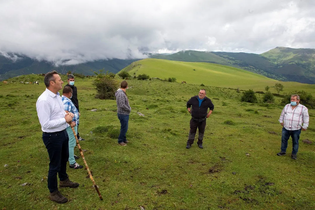 El Consejero De Desarrollo Rural, Ganader&iacute;a, Pesca, Alimentaci&oacute;n Y Medio Ambiente, Guillermo Blanco, En Una Visita A Tudanca