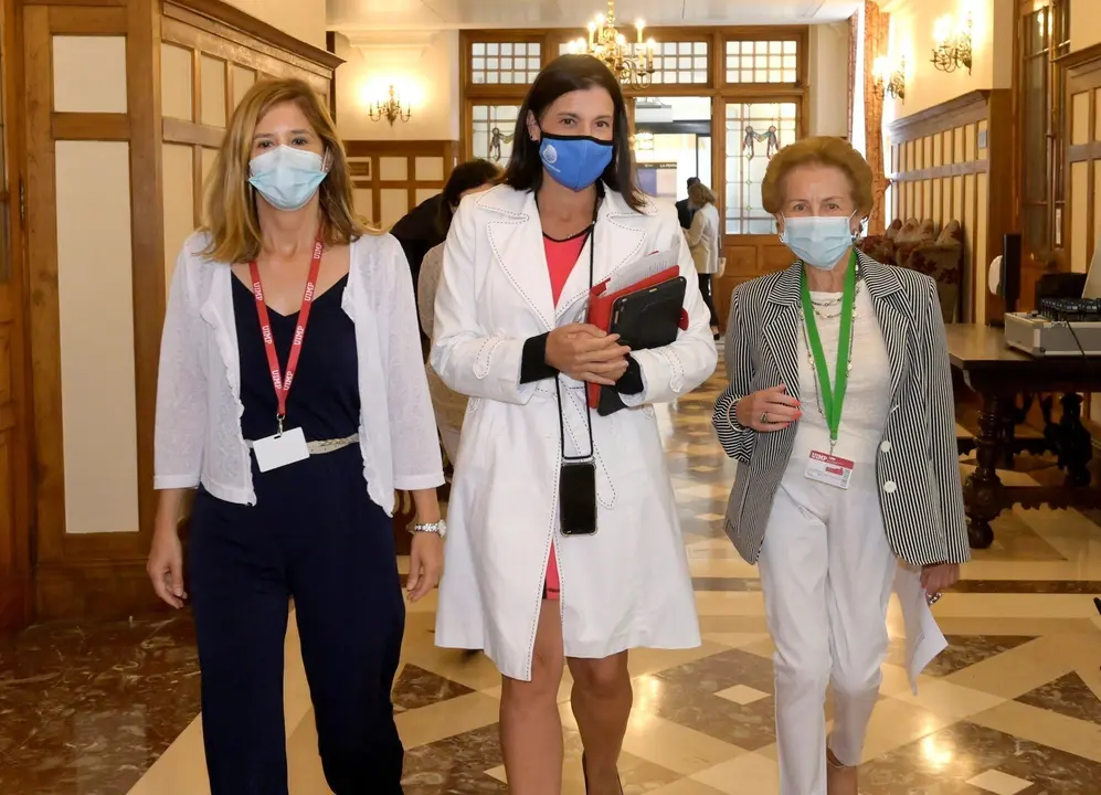 La alcaldesa de Santander, Gema Igual, y la presidenta de la Asociaci&oacute;n Plaza Porticada, Elena Garc&iacute;a Botn