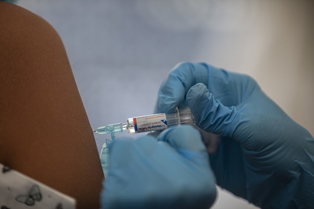 Archivo - Una enfermera vacuna contra la gripe