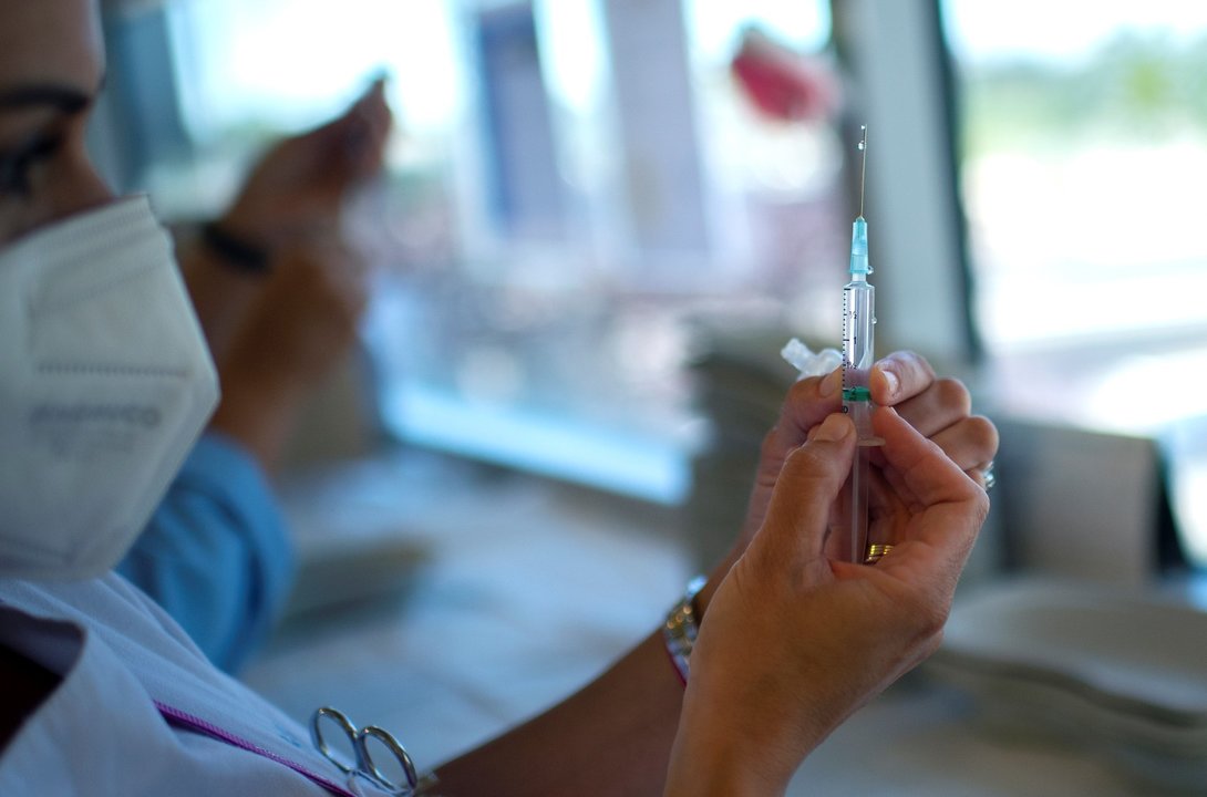Una enfermera sostiene una vacuna contra el Covid-19 en el dispositivo puesto en marcha en el Hospital de La Paz, a 7 de julio de 2021, en Madrid, (España).