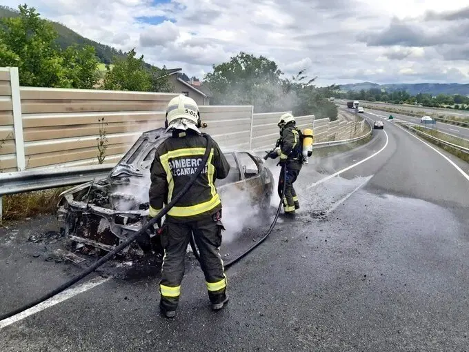Bomberos sofocan incendio un veh&iacute;culo en la A-8 en La Penilla