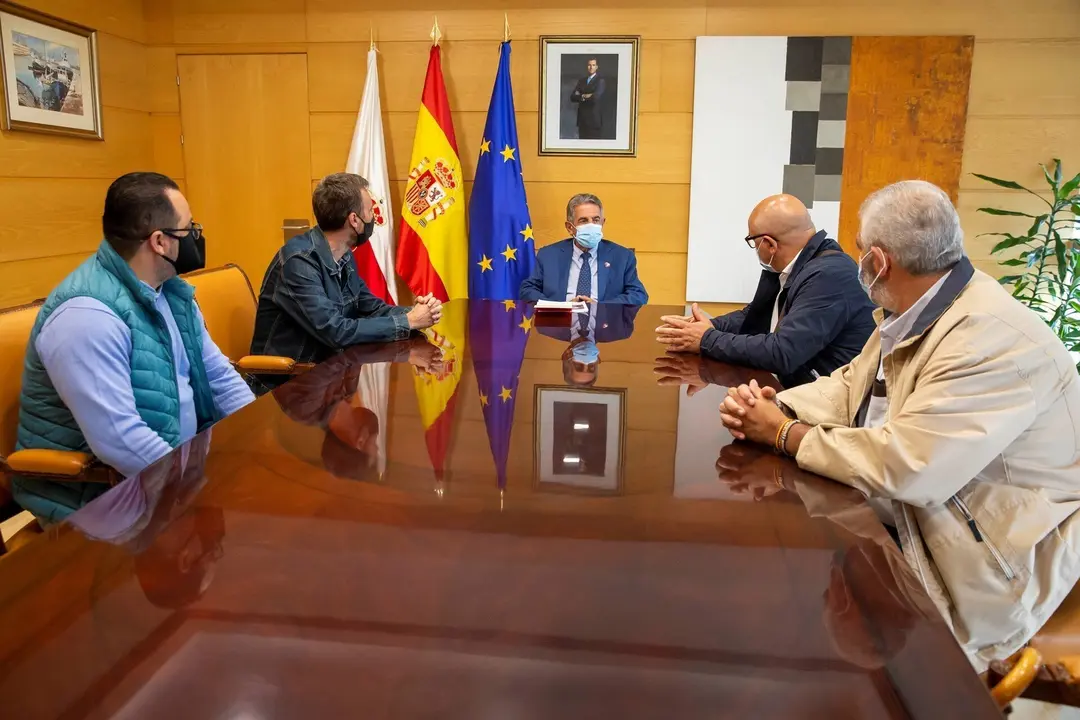 El presidente de Cantabria, Miguel &Aacute;ngel Revilla, recibe a afectados subcontrata Vodafone, en el Gobierno.