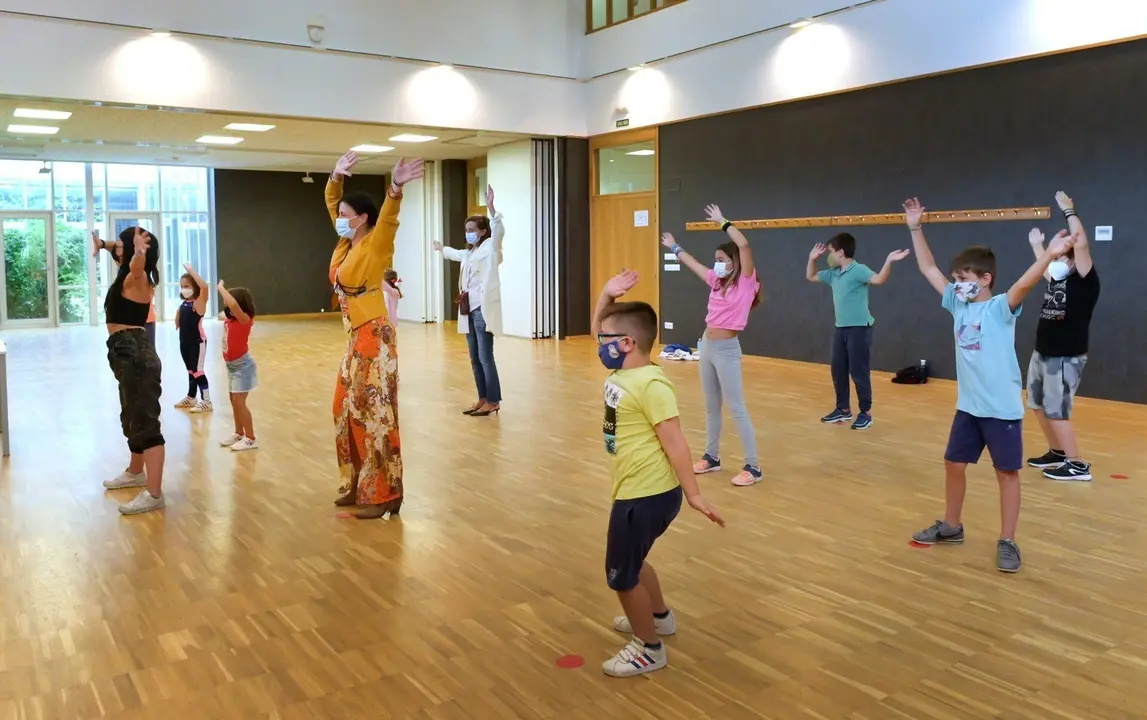Visita de la alcaldesa de Santander, Gema Igual, a los participoantes en actividades del centro c&iacute;vico San Rom&aacute;n