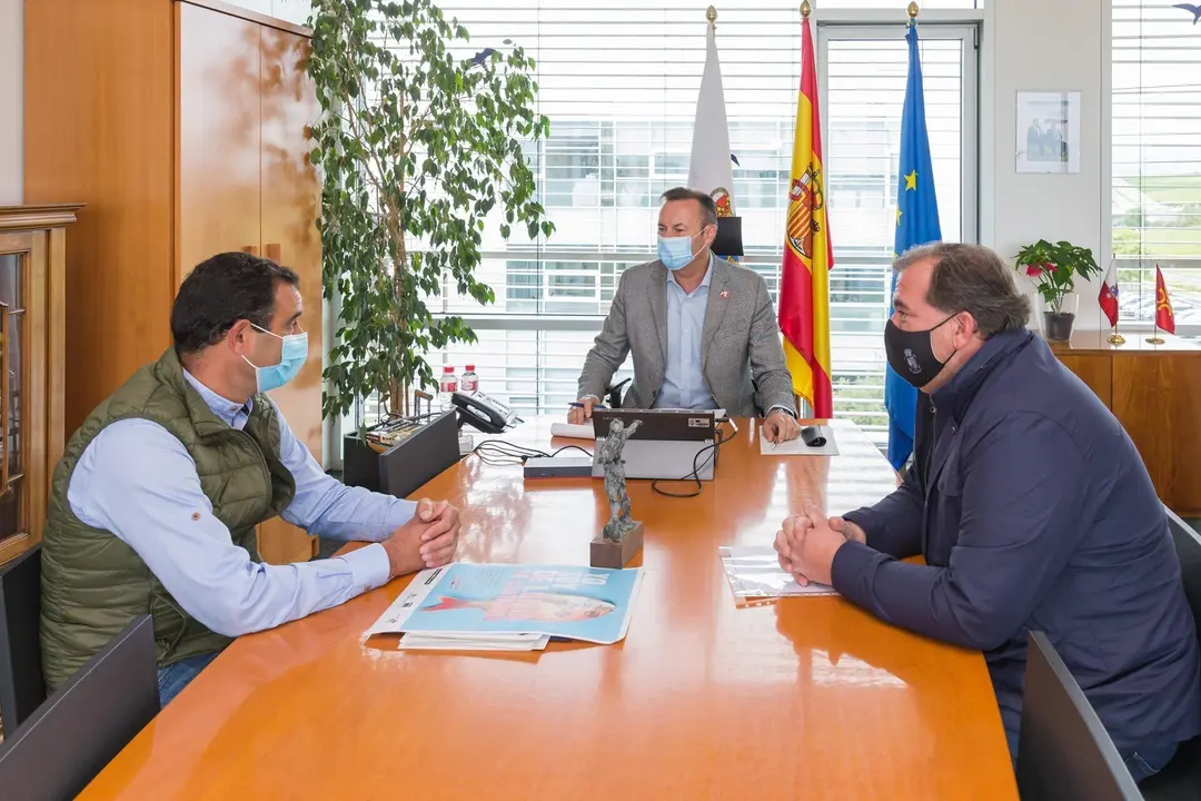 El consejero de Desarrollo Rural, Ganader&iacute;a, Pesca, Alimentaci&oacute;n y Medio Ambiente, Guillermo Blanco, recibe al alcalde de San Miguel de Aguayo, Eduardo Guti&eacute;rrez.