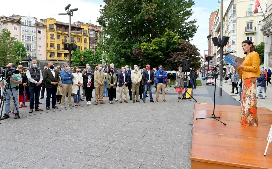 Acto de homenaje a Miguel &Aacute;ngel Blanco en la plaza del Ayuntamiento de Santander