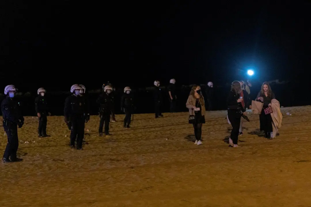 Archivo - Varios agentes de la Guardia Urbana de Barcelona, frente a j&oacute;venes en ambiente festivo, a 22 de mayo de 2021, en Barcelona, Catalunya (Espa&ntilde;a). La Guardia Urbana de Barcelona, en un operativo conjunto con los Mossos d'Esquadra, han desalojado a 