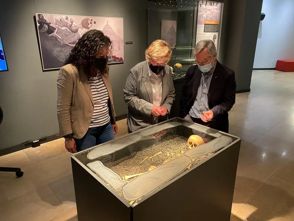 Archivo - Presentaci&oacute;n de la muestra 'Vida y muerte en Cantabria' en el MUPAC