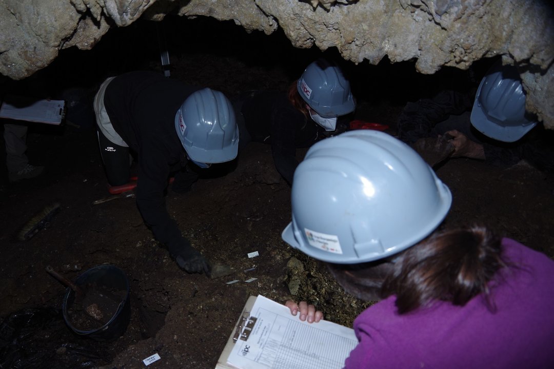 Excavación en la cueva de La Chora