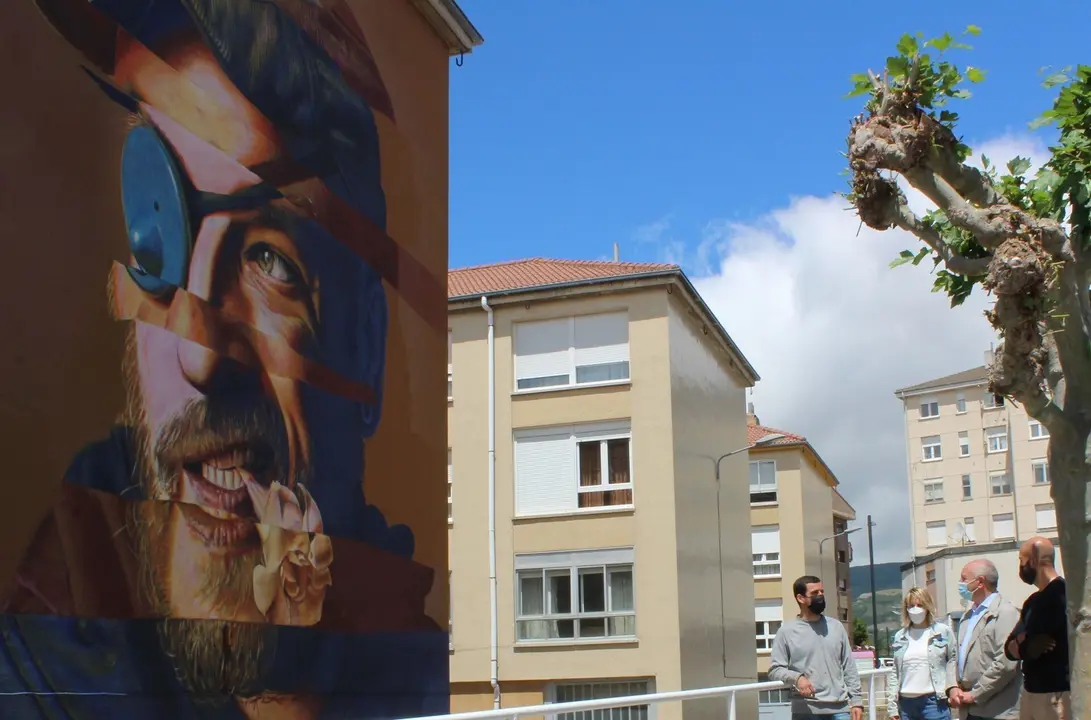 El artista Soen Bravo crea la obra de gran formato 'Pirata'.