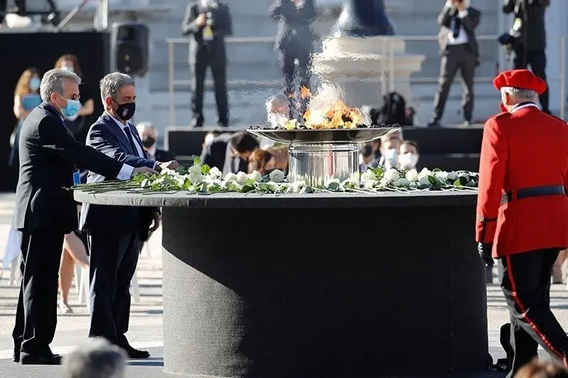 MADRID, 16/07/2020.- El presidente de Cantabria, Miguel &Aacute;ngel Revilla (2&ordm; izda), entre otros, realiza una ofrenda floral durante el homenaje de Estado a las v&iacute;ctimas de la pandemia de coronavirus y a los colectivos que le han hecho frente en primera l&iacute;nea, que se ha celebrado este jueves en el Patio de la Armer&iacute;a del Palacio Real con un acto presidido por el rey Felipe VI y que ha contado con la presencia de representantes de instituciones, partidos e invitados internacionales. EFE/ Ballesteros POOL
