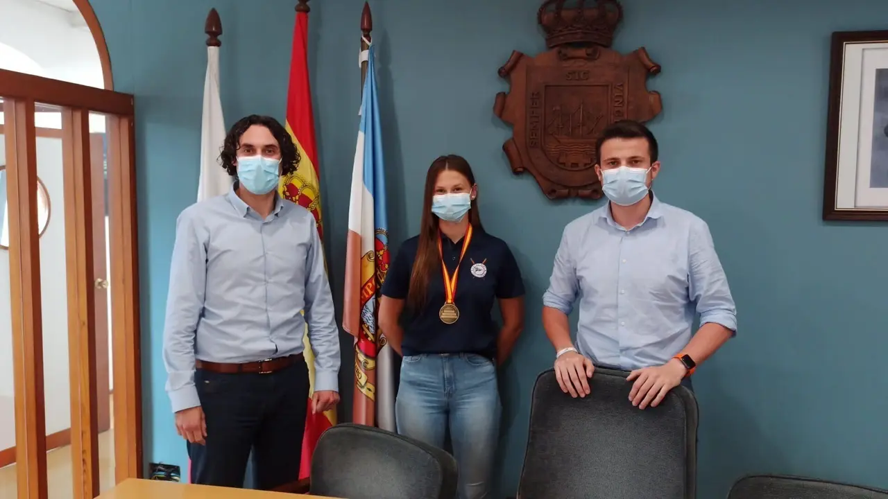 El alcalde de Astillero, Javier Fern&aacute;ndez Sober&oacute;n, y el concejal de Deportes, Alejandro Hoz, reciben a la remera Alicia Chelaru, campeona de Espa&ntilde;a en infantil.