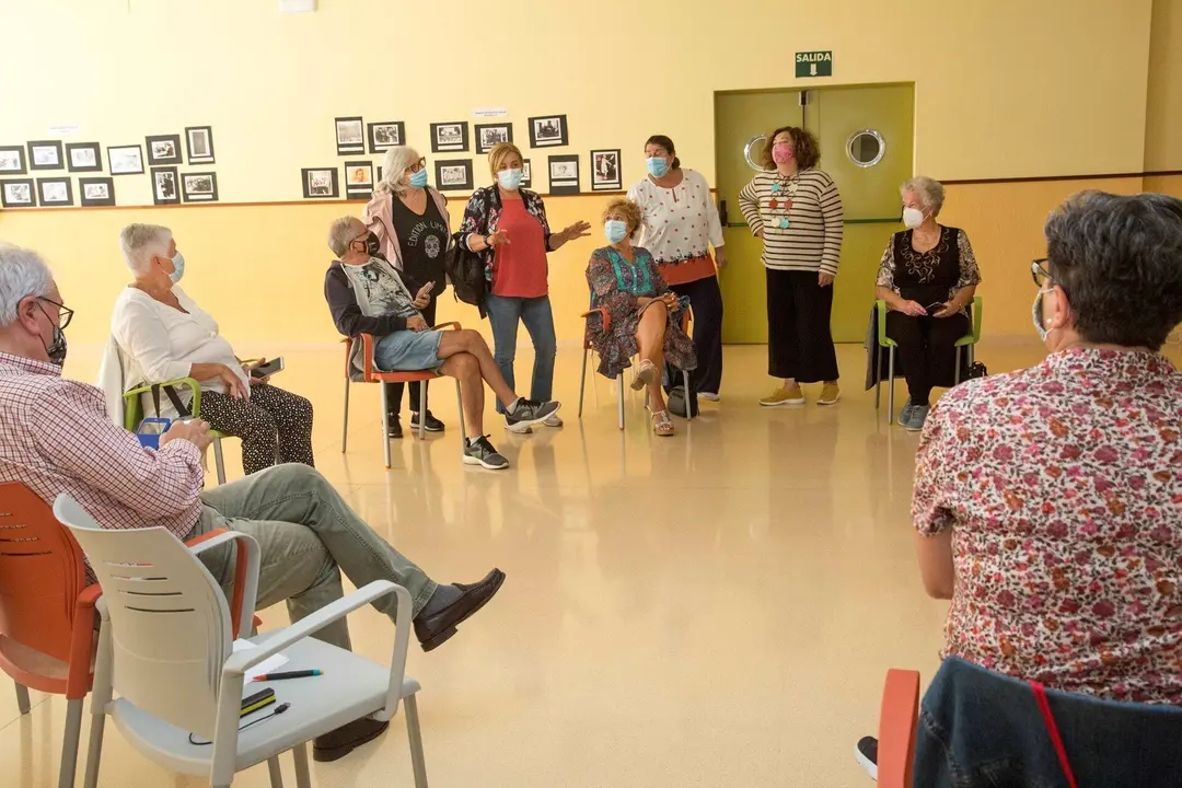 Las ediles de Mayores y Servicios Sociales, Mari&aacute;n V&iacute;a y Teresa Pilar Fern&aacute;ndez, visitan a los participantes de los cursos de foto y v&iacute;deo con el m&oacute;vil.