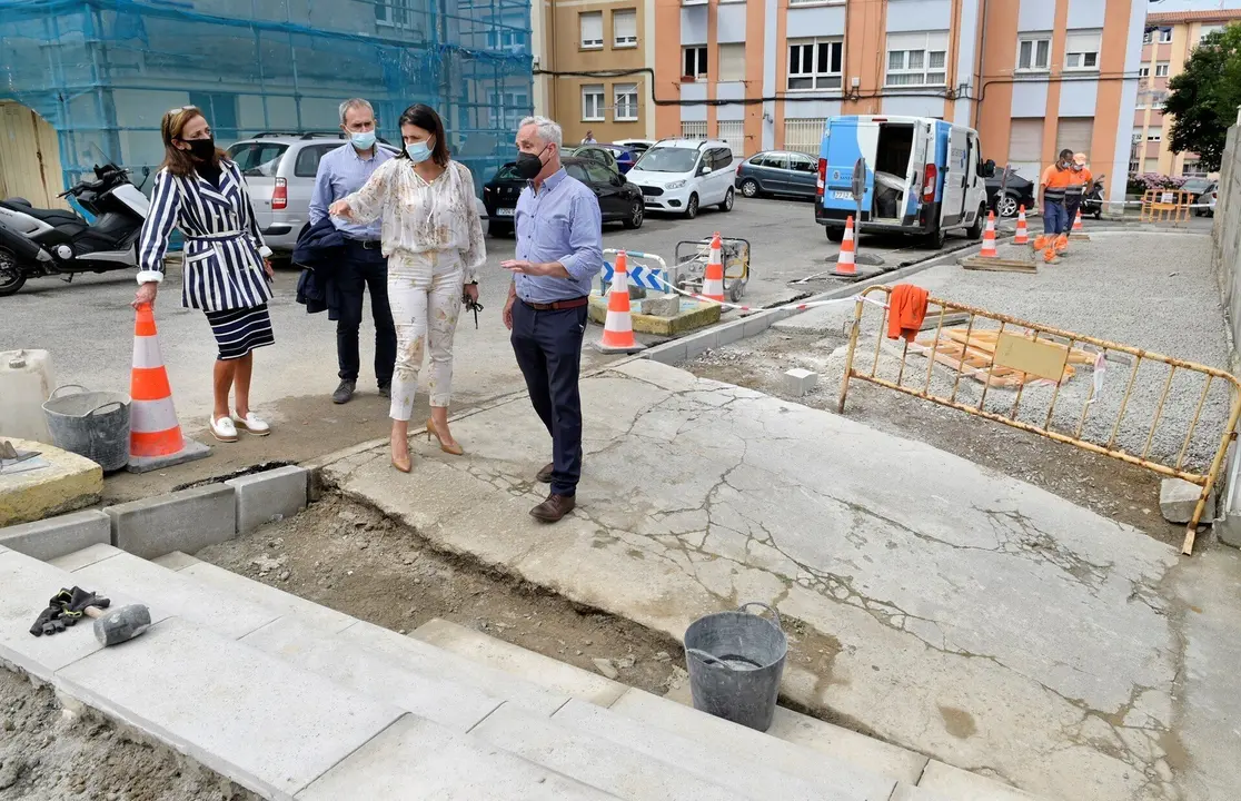 La alcaldesa de Santander, Gema Igual, y la concejala de Barrios, Carmen Ruiz, visitan las obras en la calle San Quint&iacute;n de Santander