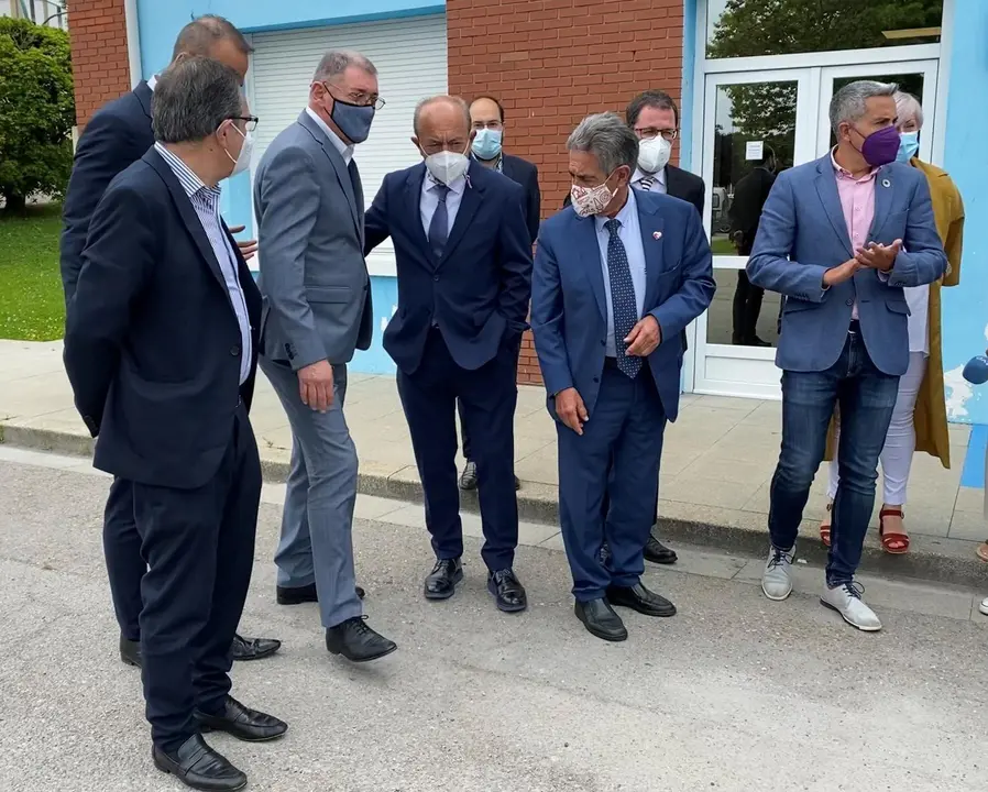 El secretario general de Industria y Pyme del Ministerio, Ra&uacute;l Blanco, visita Solvay junto a representantes del Gobierno c&aacute;ntabro, de los ayuntamientos de Torrelavega y Polanco y de la empresa