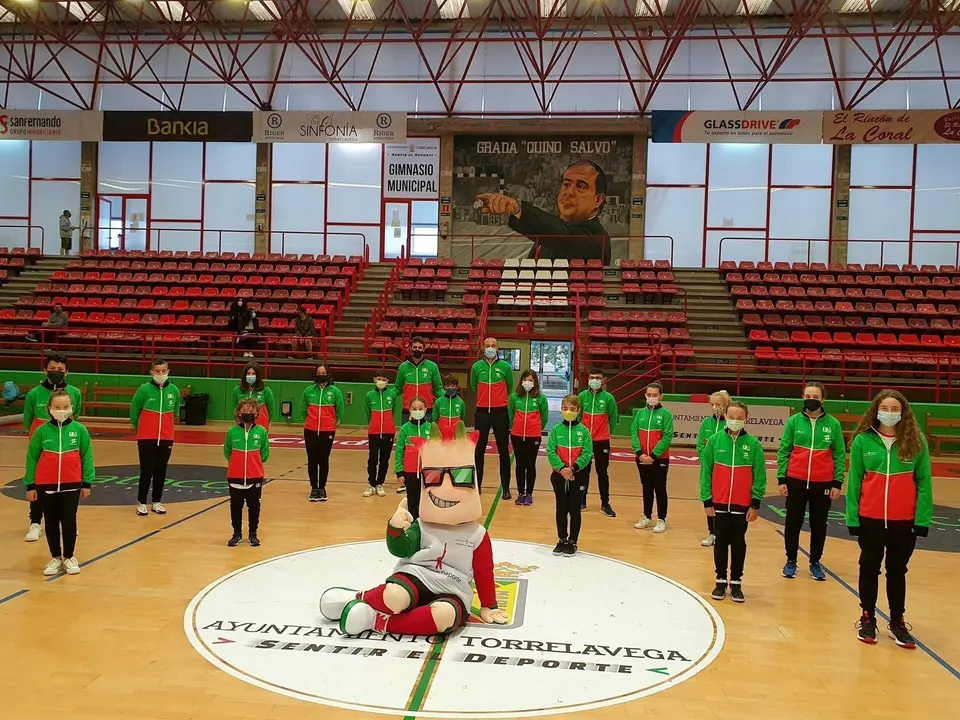 Torrelavega presenta el nuevo ch&aacute;ndal y la mascota de las Escuelas Deportivas Municipales