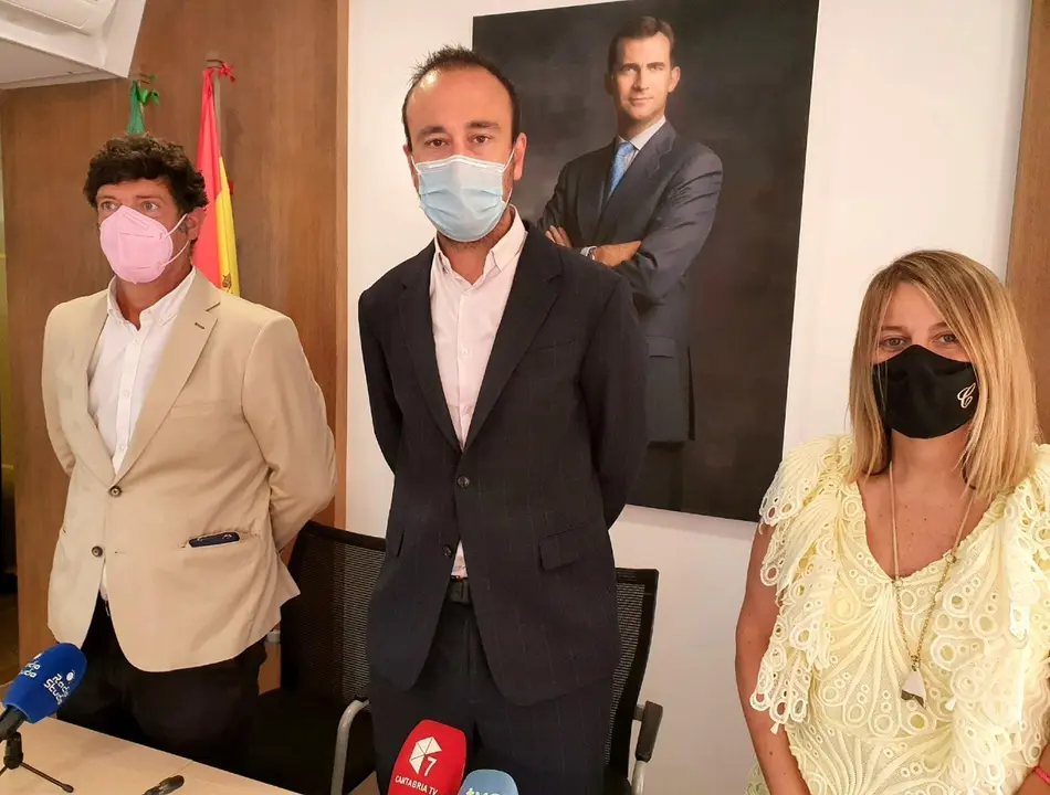 El alcalde, Javier L&oacute;pez Estrada, y los concejales de Fondos Europeos y Turismo, Bernardo Bustillo y Cristina Garc&iacute;a Vi&ntilde;as