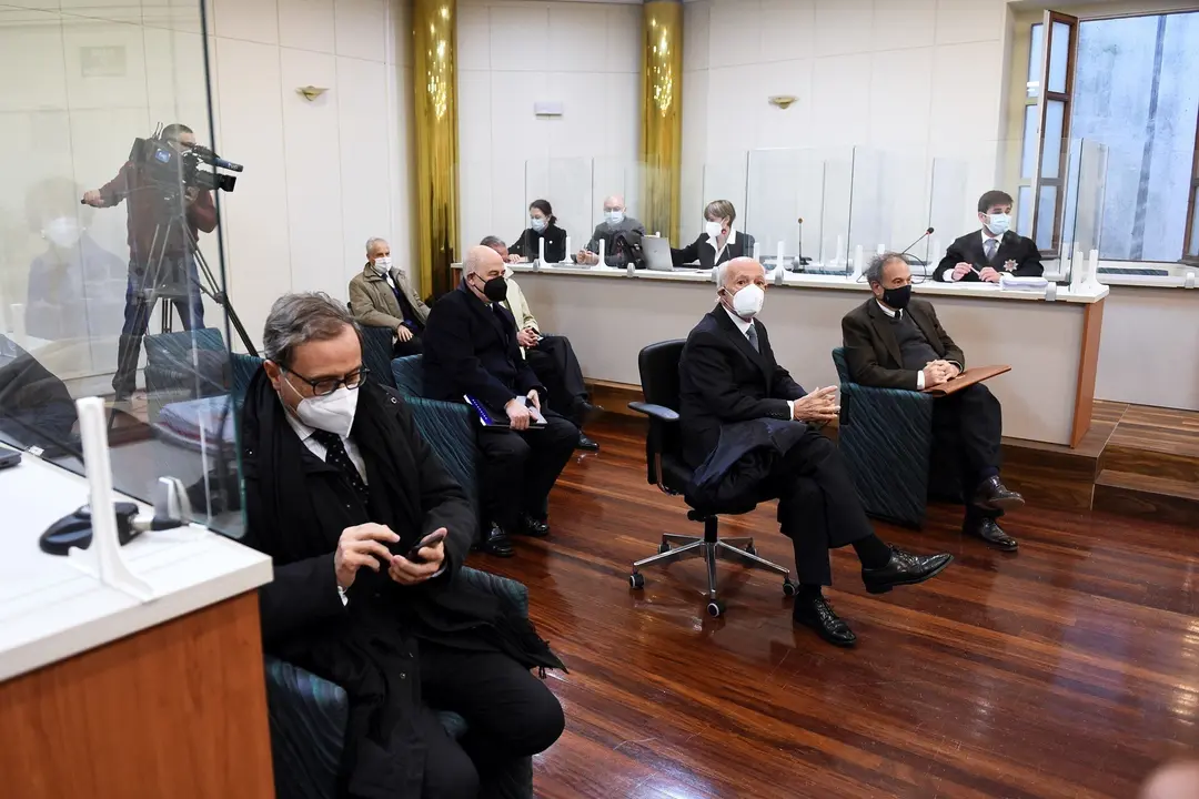 Archivo - Consejeros de Sniace acusados por los vertidos contaminantes al r&iacute;o Saja-Besaya, en el juicio contra ellos 