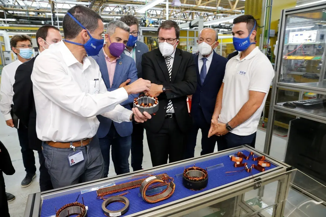 El vicepresidente Pablo Zuloaga, el consejero de Industria, Javier L&oacute;pez Marcano, y el Secretario General de Industria y PYME del Ministerio de Industria, Comercio y Turismo, Ra&uacute;l Blanco, visitan las instalaciones de la f&aacute;brica.