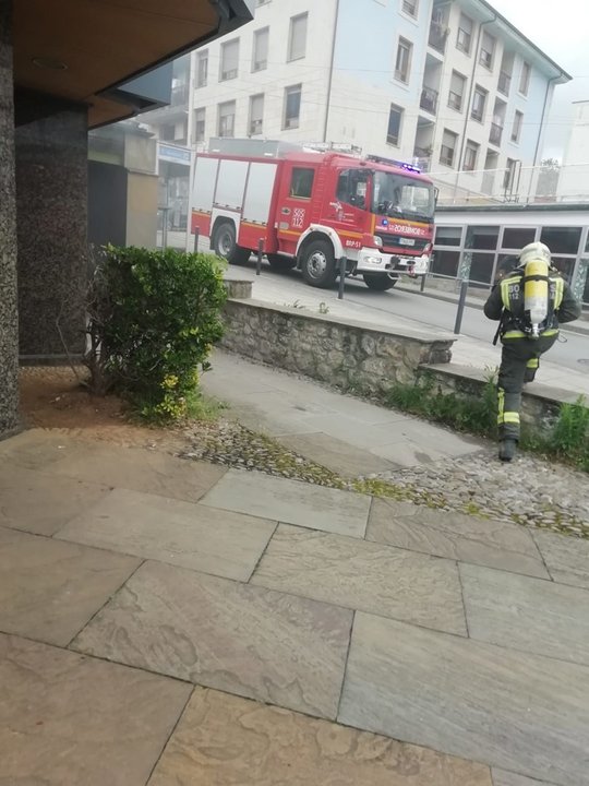 Camión de bomeros del 112 junto a la residencia de Liérganes ante el incendio registrado en la cocina