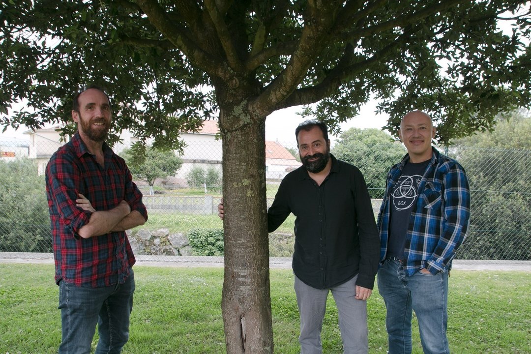 El profesor de la Universidad de La Rioja Eduardo Saenz de Cabez y los profesores de la UC Alberto Coz Fernandez y Diego Herranz Muñoz, tres de los integrantes del grupo 'Big Van Ciencia'.