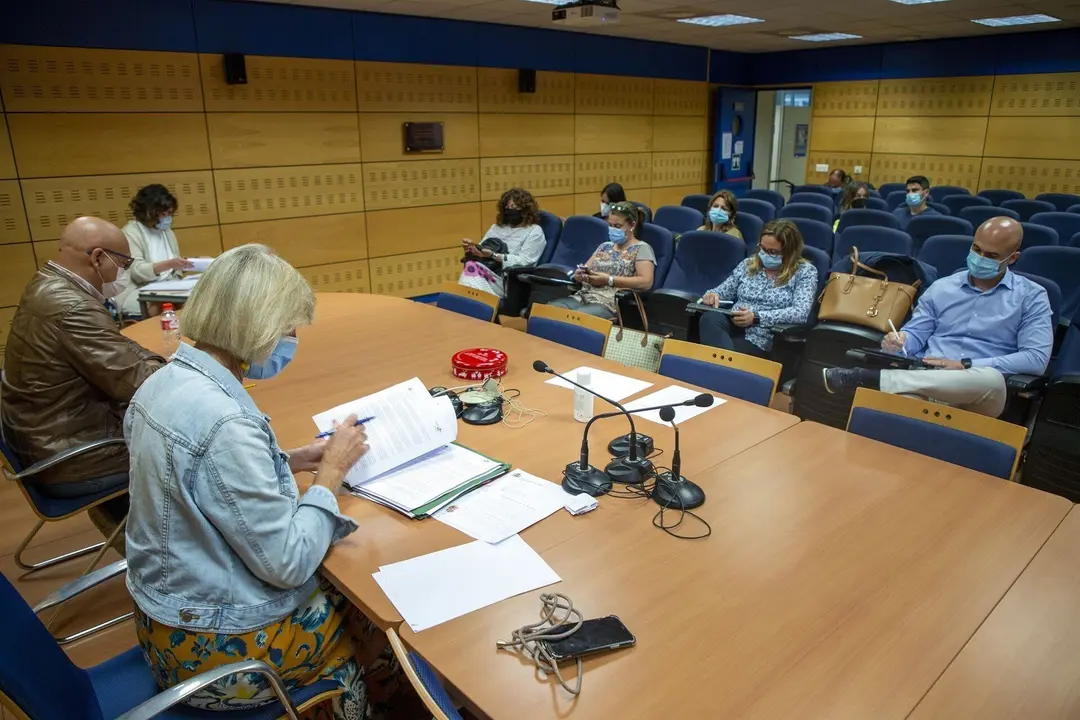 La consejera de Educaci&oacute;n y Formaci&oacute;n Profesional, Marina Lomb&oacute;, preside la Mesa Sectorial de Educaci&oacute;n con los sindicatos representativos del sector.