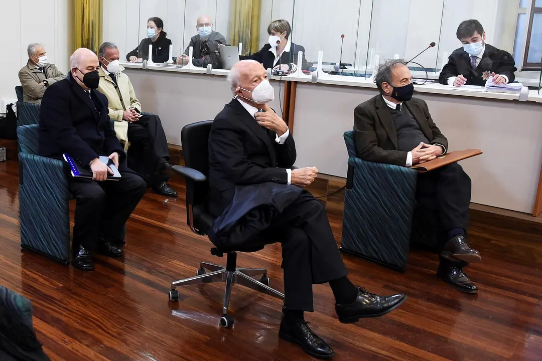 Archivo - Consejeros de Sniace en el juicio por los vertidos contaminantes al Saja Besaya 