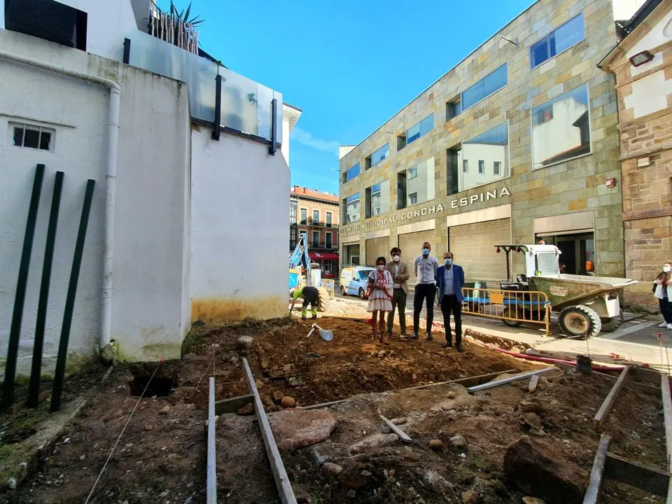 Visita a las obras del microespacio frente al Teatro Concha Espina