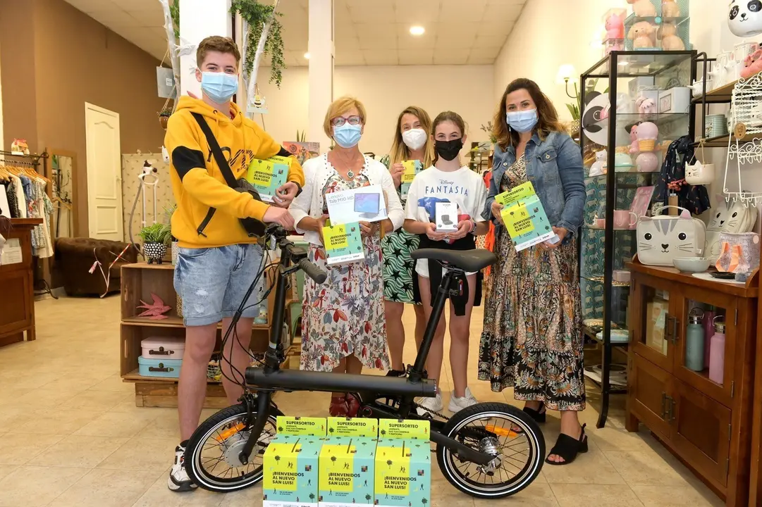 La concejala Miriam D&iacute;az en la entrega de premios de la calle San Luis