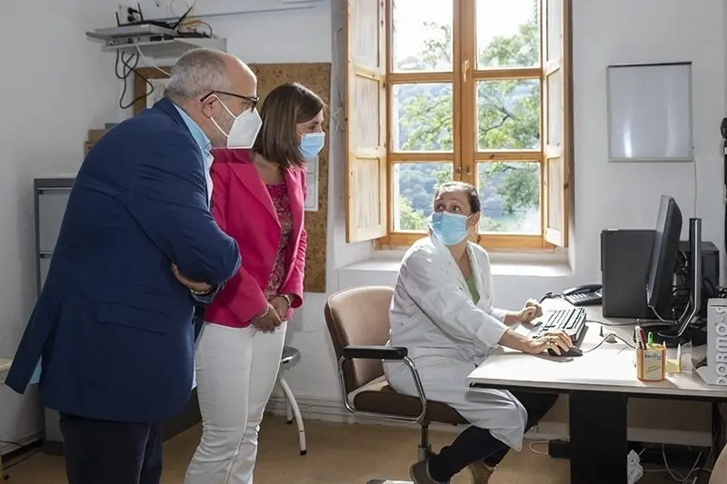 11:00 horas. La C&aacute;rcoba, Miera
La consejera de Presidencia, Interior, Justicia y Acci&oacute;n Exterior, Paula Fern&aacute;ndez, y el consejero de Sanidad, Miguel Rodr&iacute;guez, realizan una visita al Ayuntamiento y al consultorio m&eacute;dico.
Cobertura de nota, audio y foto
JOSE
