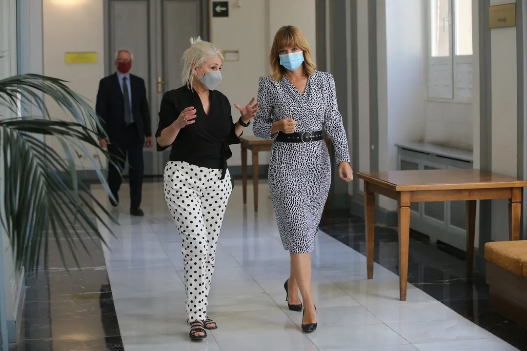 La ministra de Educaci&oacute;n y FP, Pilar Alegr&iacute;a (d), y la presidenta del Consejo Escolar del Estado, Encarna Cuenca (i), antes de la celebraci&oacute;n del Pleno del Consejo Escolar del Estado de este jueves 15 de julio de 2021 en Madrid