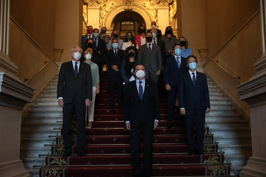 El ministro de Agricultura, Pesca y Alimentaci&oacute;n, Luis Planas (c), posa con los consejeros de Agricultura, Pesca y Alimentaci&oacute;n de las Comunidades Aut&oacute;nomas, despu&eacute;s del Consejo Consultivo de Pol&iacute;tica Agraria, en la sede del Ministerio