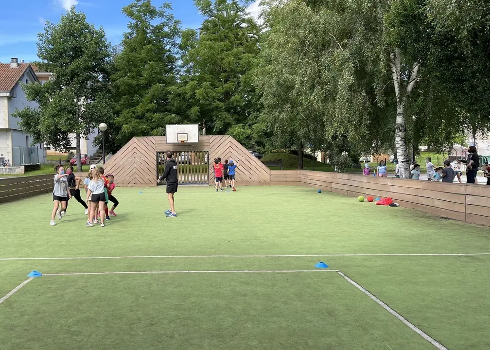 Grupo de ni&ntilde;os haciendo ejercicio en el Parque del Ansar, en Cartes