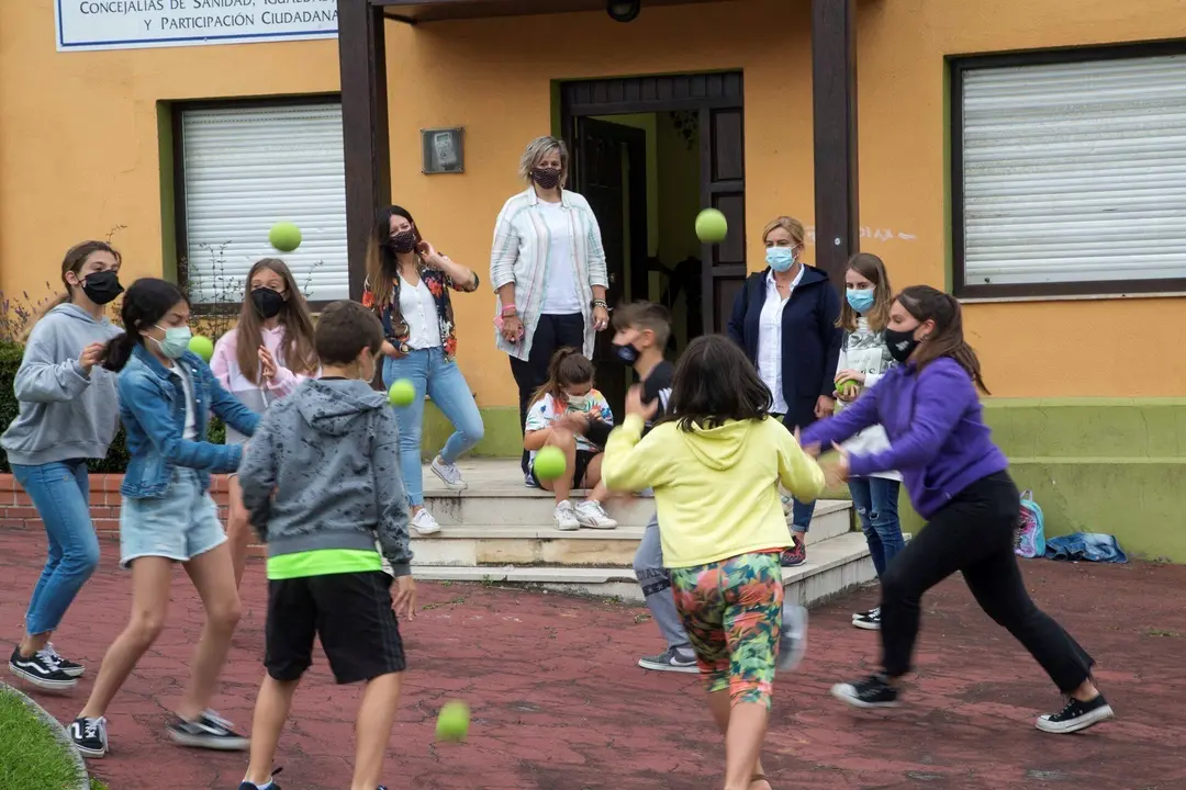 La alcaldesa Esther Bolado y las concejalas de Salud, Jennifer G&oacute;mez, y de Juntas Vecinales, Mari&aacute;n V&iacute;a, visitan uno de los grupos participantes en la actividad que fomenta h&aacute;bitos saludables.