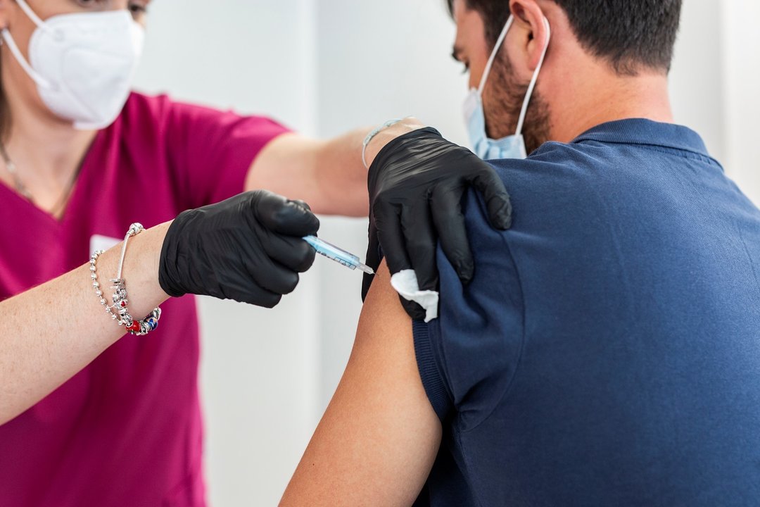 Una persona recibe la vacuna de Moderna contra el Covid-19 en el dispositivo puesto en marcha por Acciona en Madrid, a 5 de julio de 2021, en Madrid, (España).