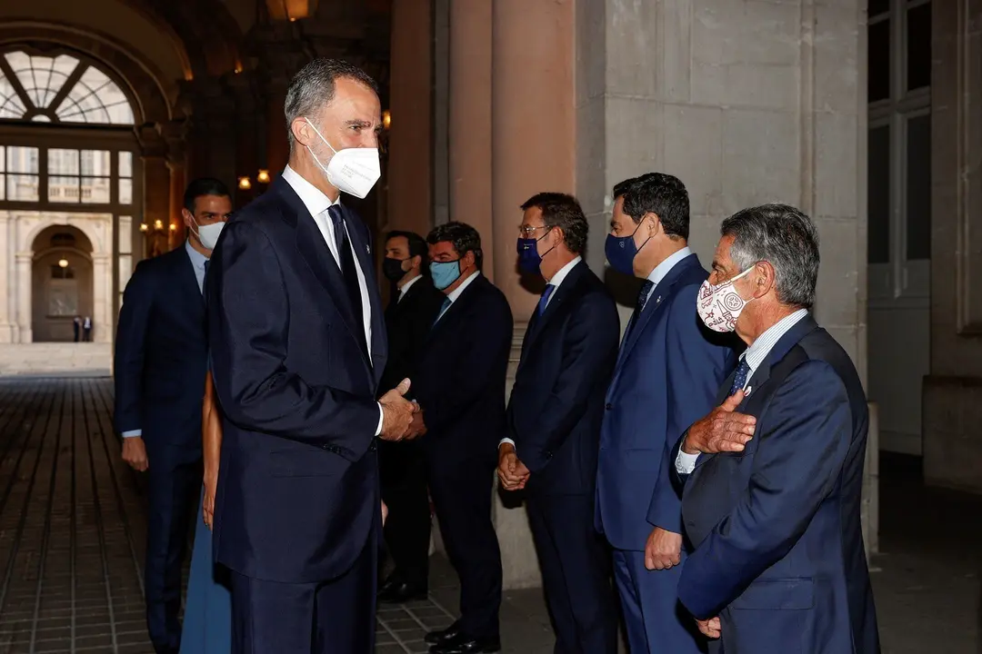 El presidente de Cantabria, Miguel &Aacute;ngel Revilla, saluda al Rey en el acto de homenaje a las v&iacute;ctimas del Covid