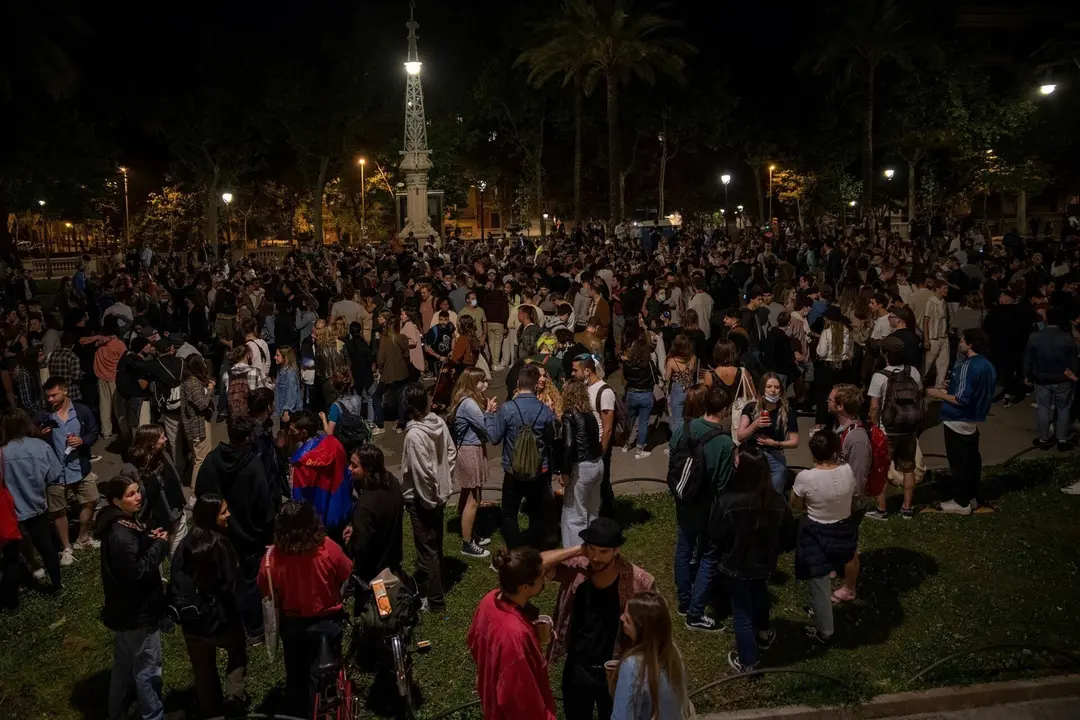 Archivo - J&oacute;venes reunidos en Barcelona durante la primera noche sin estado de alarma