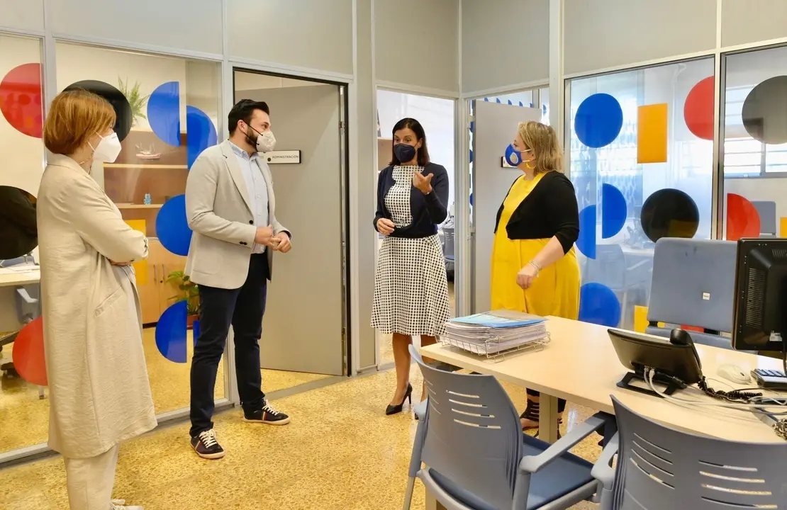 La alcaldesa visita la nueva oficina de integraci&oacute;n