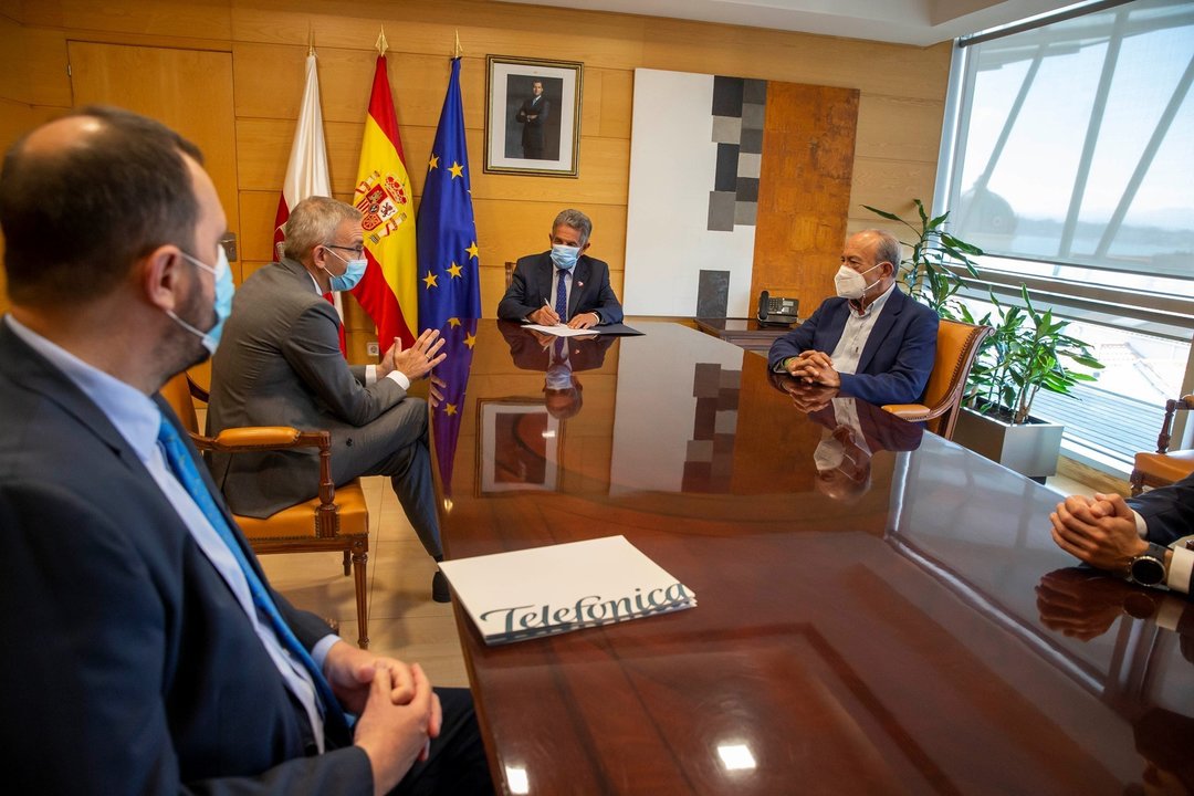 El presidente de Cantabria, Miguel Ángel Revilla, y el consejero de Industria, Turismo, Innovación, Transporte y Comercio, Javier López Marcano, se reúnen con Telefónica.